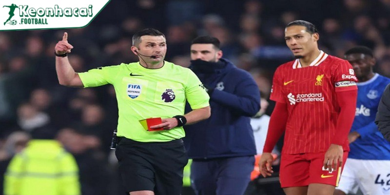 Từng bị chỉ trích vì quyết định gây tranh cãi với Arsenal