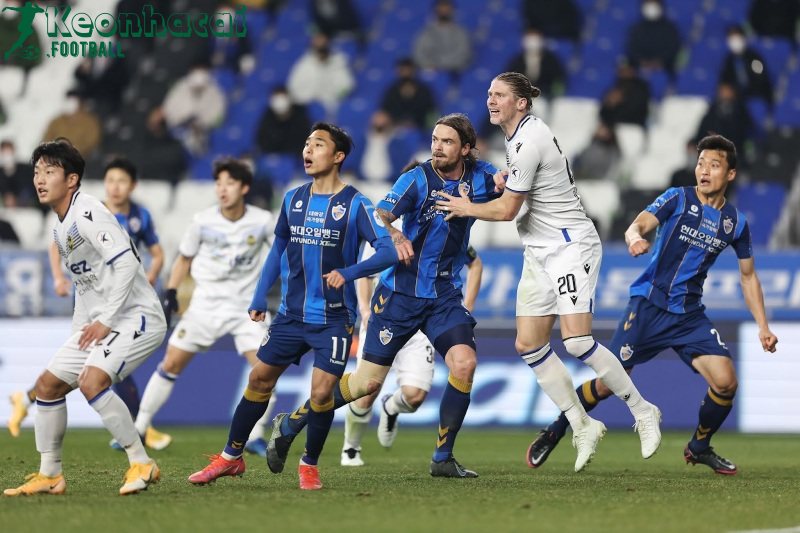 Soi kèo Gangwon vs Ulsan HD - 17h00 ngày 27/7