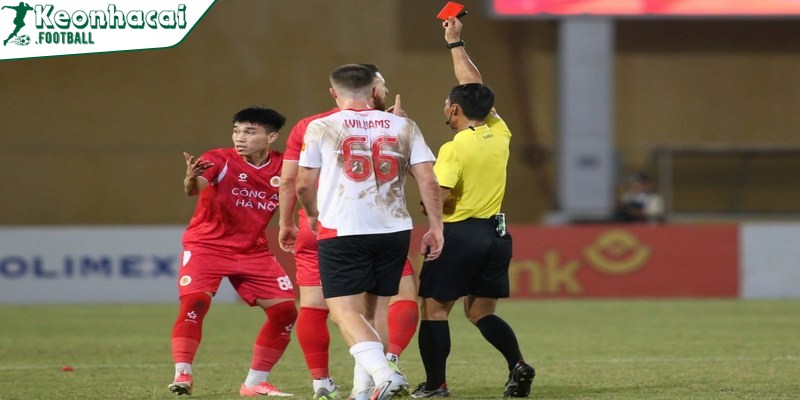 Lê Văn Đô nhận thẻ đỏ trực tiếp vì pha cùi chỏ nguy hiểm