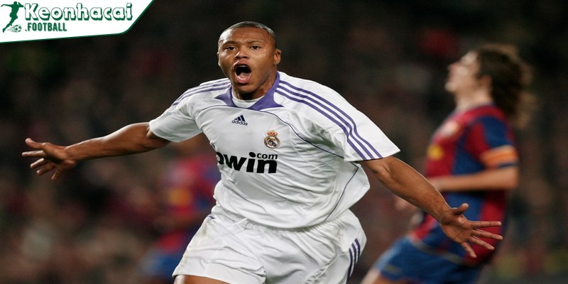 Julio Baptista sinh ngày 1/10/1981 tại São Paulo, Brazil