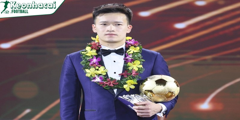 Hoàng Đức sớm bộc lộ tài năng bóng đá từ thời còn học tại các câu lạc bộ