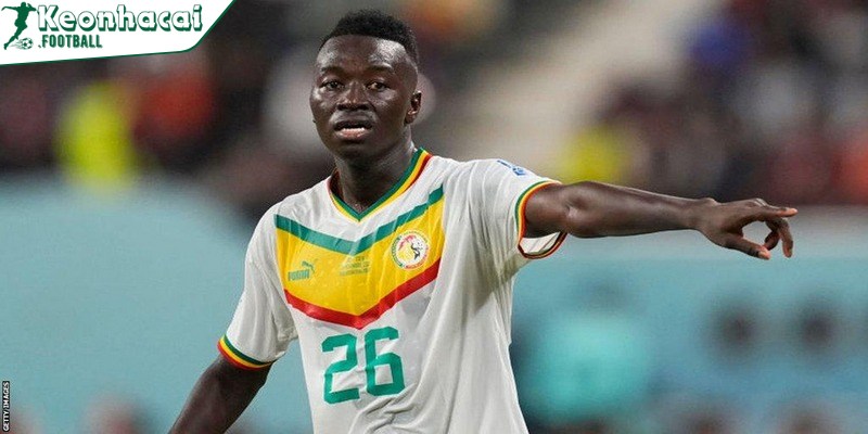 Pape Gueye nổi bật với khả năng phòng ngự mạnh mẽ và hiệu quả