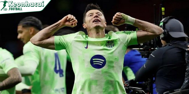 Barcelona phủ nhận đàm phán Joao Pedro và theo dõi Julian Alvarez