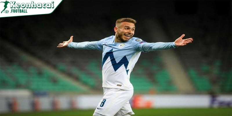 Sandi Lovric sinh ngày 28 tháng 3 năm 1998 tại Áo